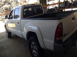 2006 TOYOTA TACOMA, WHITE, SR5, PRE-RUNNER, CREW CAB, 4.0L, AT, 2WD.  Z26370